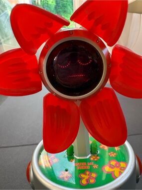 Petal-Chi by Robotic Flower Tiger Vintage Y2K Red Flower Toy Works no Can